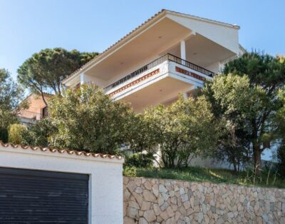 GRIFEU 06 –Appartement lumineux avec terrasse et vue sur mer