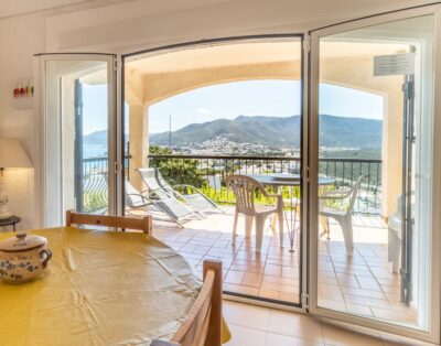 GRIFEU 11 – Apartament amb terrassa i vista panoràmica