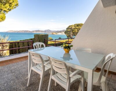 GRIFEU 15.1 – Casa adossada amb piscina comunitària i vistes