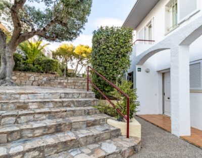 GRIFEU 15.1 – Casa adossada amb piscina comunitària i vistes