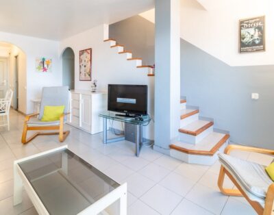 GRIFEU 15.1 – Casa adossada amb piscina comunitària i vistes