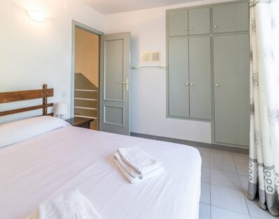 GRIFEU 15.1 – Casa adossada amb piscina comunitària i vistes