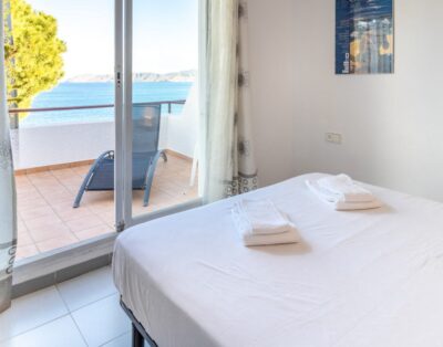 GRIFEU 15.1 – Casa adossada amb piscina comunitària i vistes