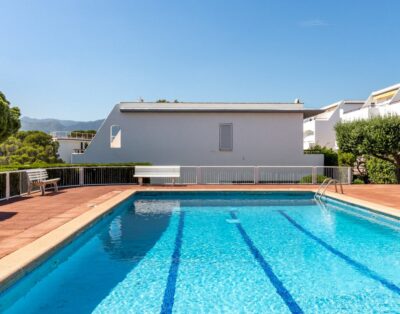 GRIFEU 15.1 – Casa adossada amb piscina comunitària i vistes