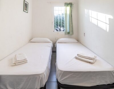 GRIFEU 15.1 – Casa adossada amb piscina comunitària i vistes