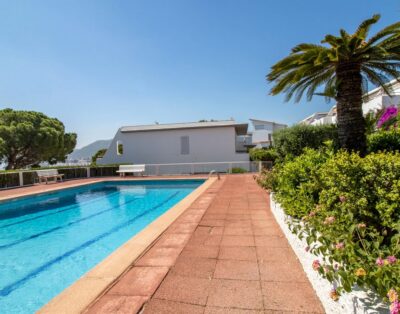 GRIFEU 15.1 – Casa adossada amb piscina comunitària i vistes