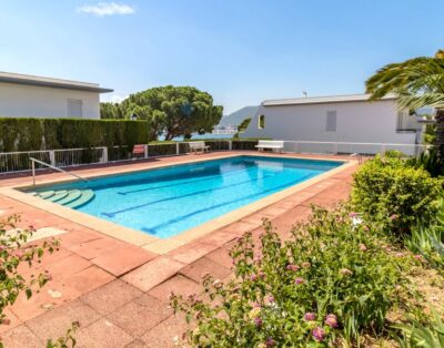 GRIFEU 15.1 – Casa adossada amb piscina comunitària i vistes